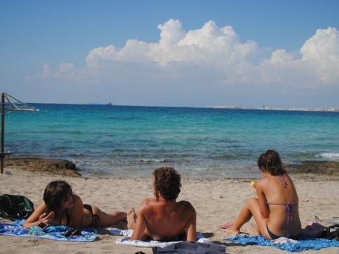 njutning på en strand vid havet efter en cykeltur